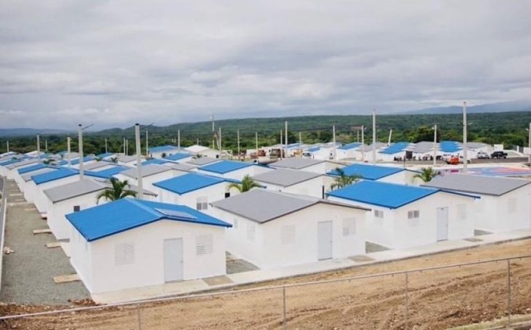 Abinader con primer palazo inicia proyecto de 100 viviendas ecológicas en El Barro de Azua